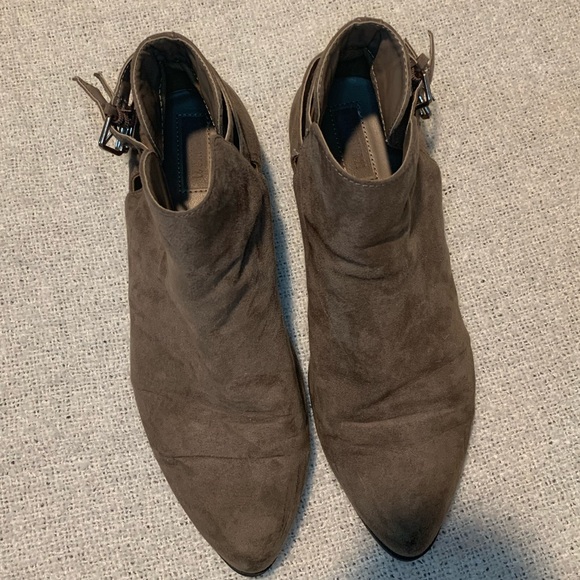 Forever 21 Size 9 Grey Suede Buckle Booties - Picture 6 of 7